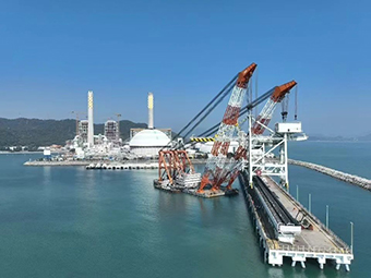 華潤(rùn)海豐卸船機(jī)順利吊裝，助力粵港澳大灣區(qū)能源供應(yīng)
